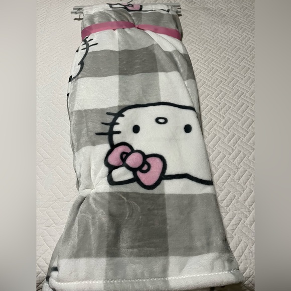 Hello Kitty Blanket - Picture 2 of 5